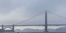 Foto der Golden Gate Bridge in San Francisco an einem bewölkten Abend.