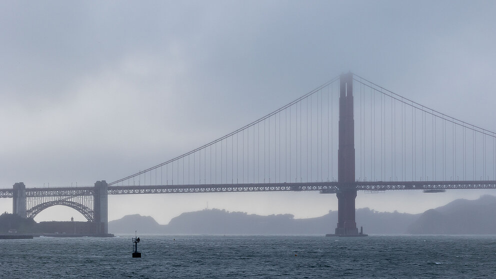Foto der Golden Gate Bridge in San Francisco an einem bewölkten Abend.