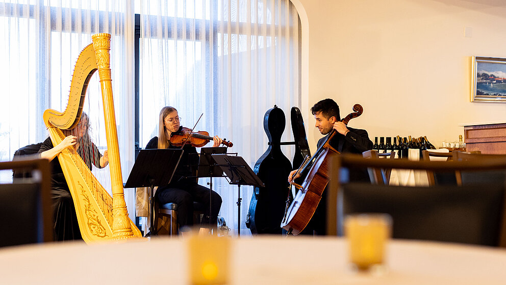 Eine Violinistin und ein Cellist spielen Musik für die Gäste des Kolloquiums.