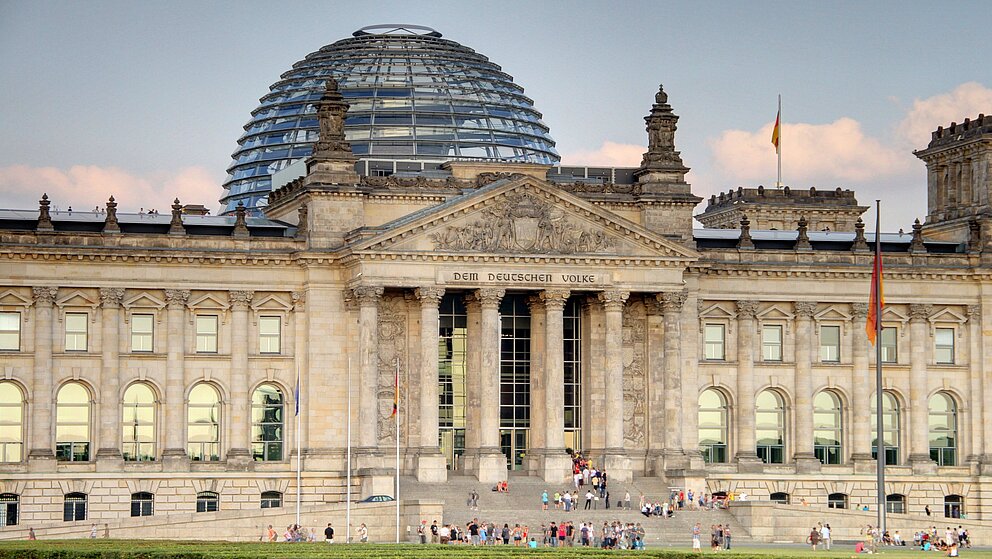 Nahaufnahmen des Berliner Bundestags mit Kuppel
