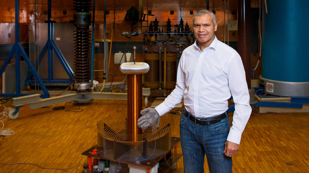 Simulated power grid: in the Stuttgart high-voltage laboratory Fritz tests his models.