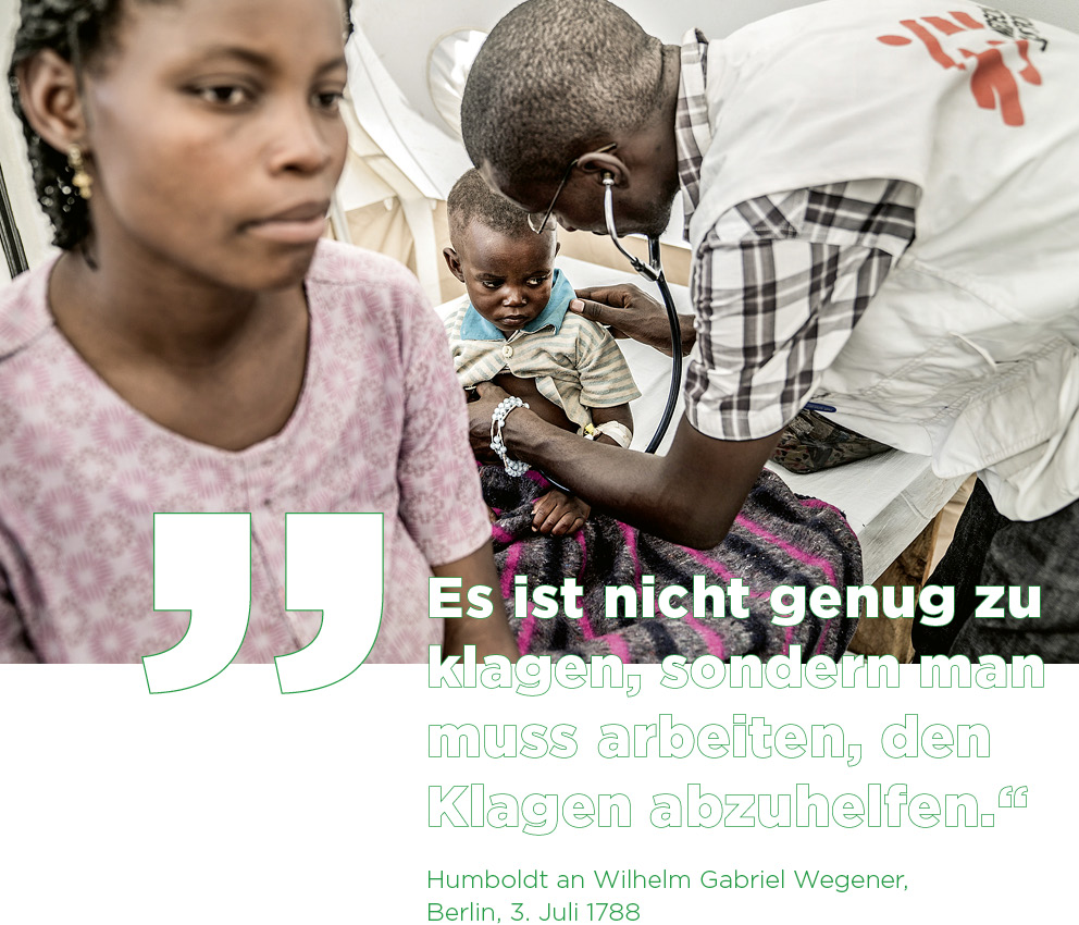 Auf der Insel Idjwi, Teil der Demokratischen Republik Kongo, untersucht 2017 ein Mitarbeiter der NGO Ärzte ohne Grenzen ein an Cholera erkranktes Kind.