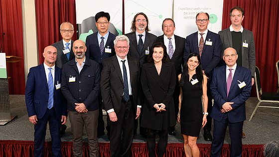 Bundesforschungsministerin Dorothee Bär und Stiftungspräsident Robert Schlögl mit den 10 Preisträgern im 1.000-Köpfe-Plus-Programm