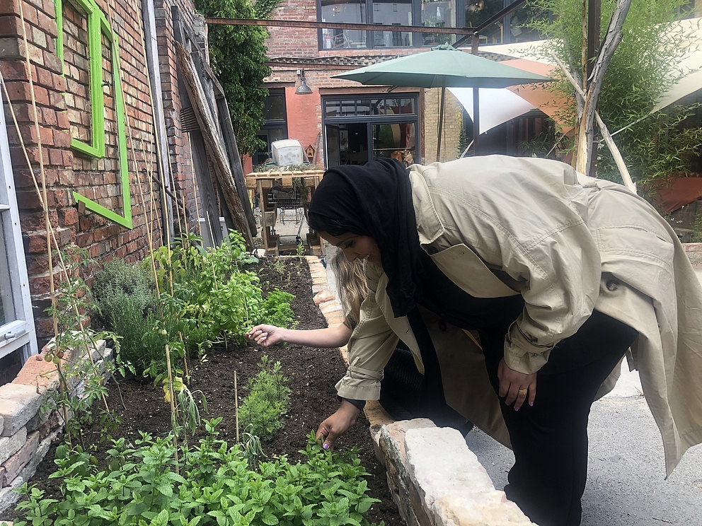 Auszeit im Gemeinschaftsgarten: Amina Atiq und Julia Elad-Strenger