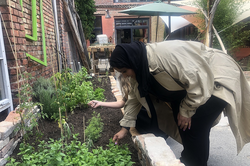 Auszeit im Gemeinschaftsgarten: Amina Atiq und Julia Elad-Strenger