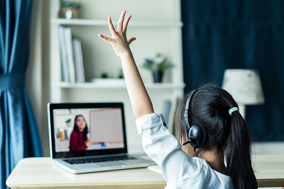 Mädchen vor ihrem Laptop beim Homeschooling