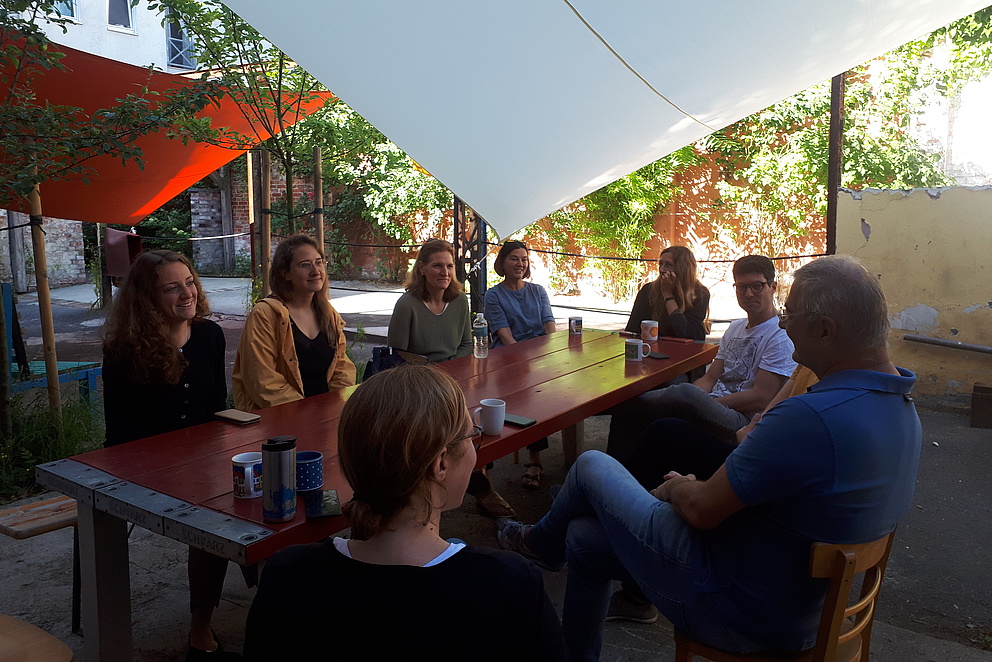 Mitglieder der Residency-Kohorte im Gespräch mit den Gastgebern des Co-Working Spaces, der Bundesvereinigung Nachhaltigkeit