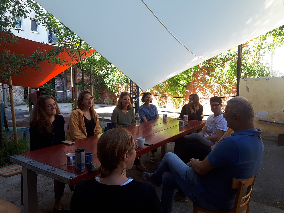 Mitglieder der Residency-Kohorte im Gespräch mit den Gastgebern des Co-Working Spaces, der Bundesvereinigung Nachhaltigkeit