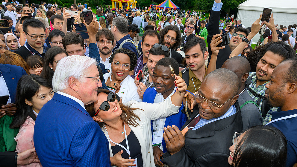 Bundespräsident Steinmeier mit Humboldtianer*innen