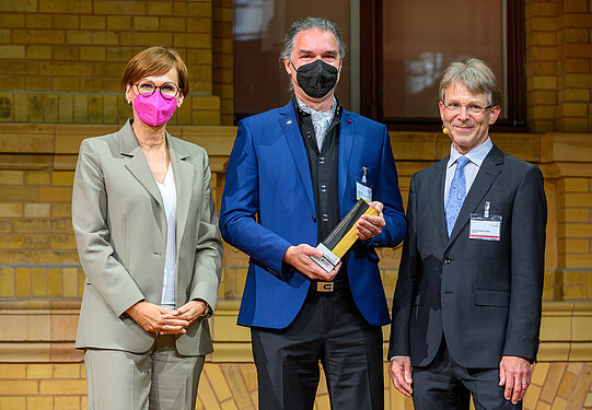 Holger Hoos mit Bundesforschungsministerin Bettina Stark-Watzinger und Hans-Christian Pape, Präsident der Humboldt-Stiftung