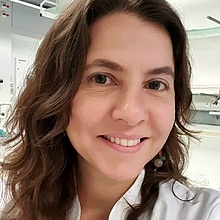 Porträtfoto einer Frau mit langen dunken Jahren