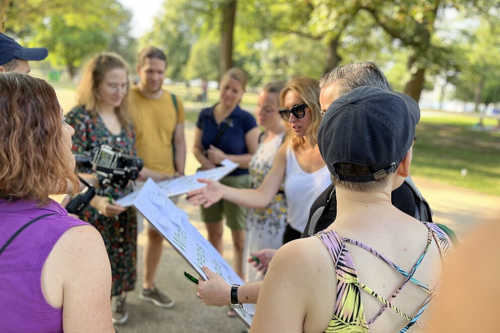 Diskussion mit Berlinerinnen und Berlinern im Treptower Park: "Was bringt Menschen zusammen?" und "Was hält Menschen auseinander?
