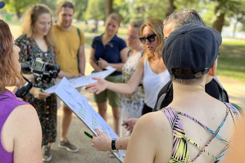 Diskussion mit Berlinerinnen und Berlinern im Treptower Park: "Was bringt Menschen zusammen?" und "Was hält Menschen auseinander?