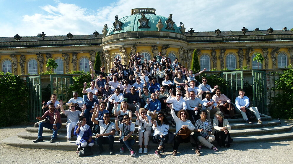 Gruppenfoto beim Indo-German Frontiers of Engineering Symposium 2018 vor dem Schloss Sanssouci. 