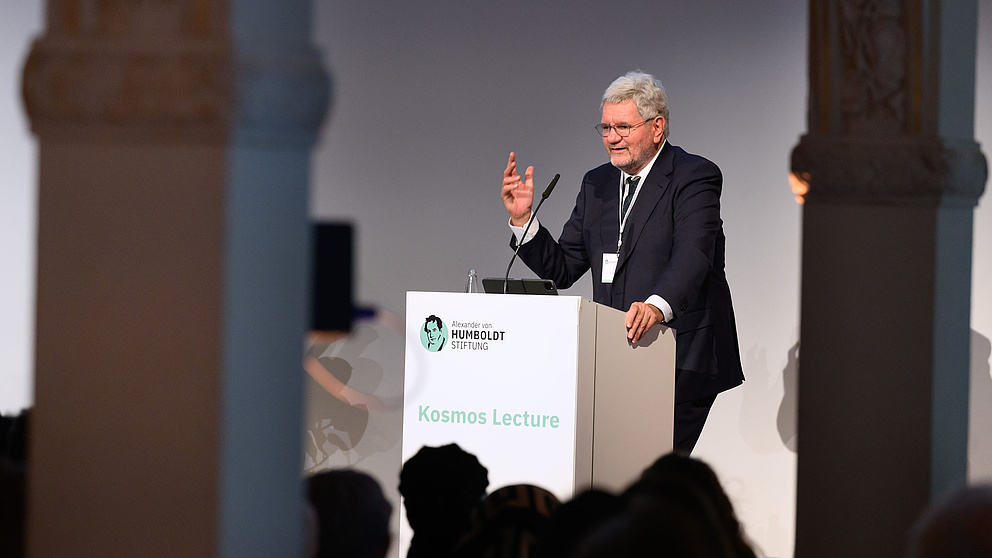 Robert Schlögl hält die Begrüßung beim Spätsommerempfang