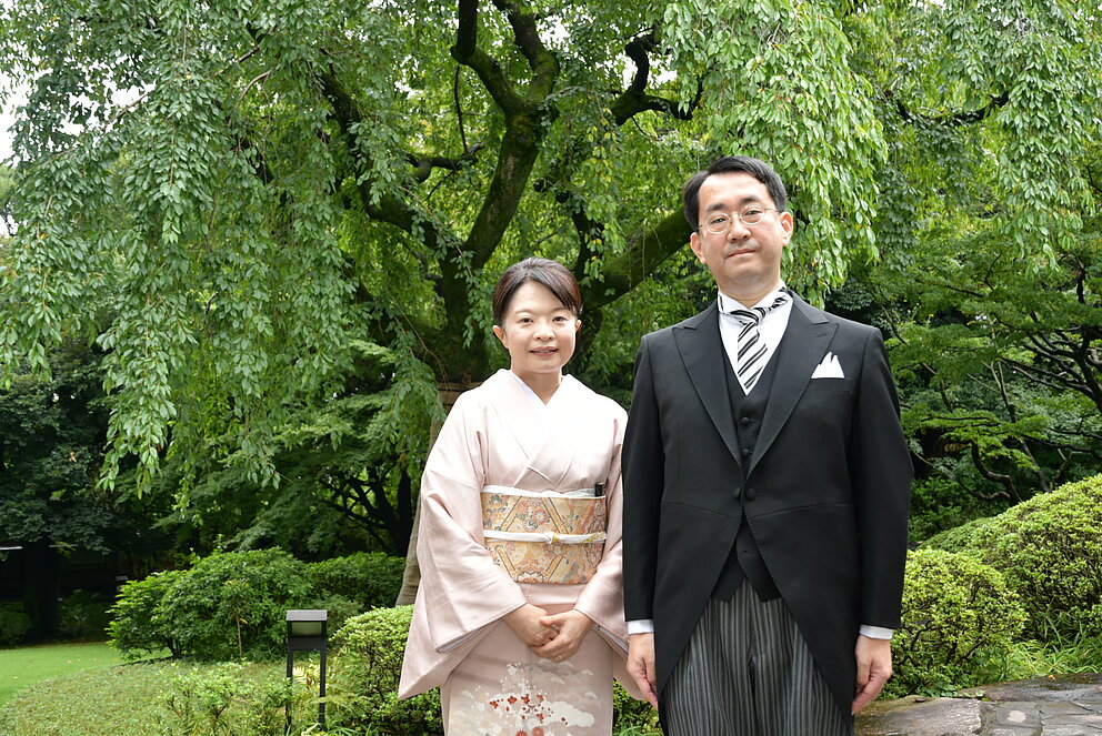 Hajime Konno mit seiner Frau Hitomi im Garten der deutschen Botschaftsresidenz