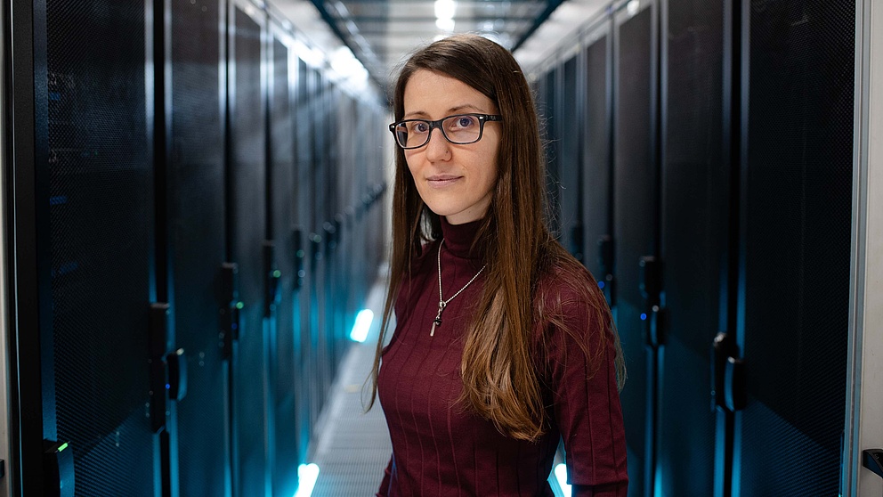 Sandra Wachter im Serverraum