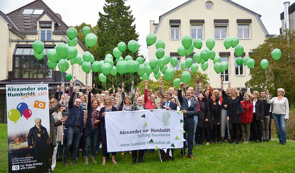 Beschäftgte der Stiftung feiern zusammen den 250. Geburtstag von Alexander von Humboldt.