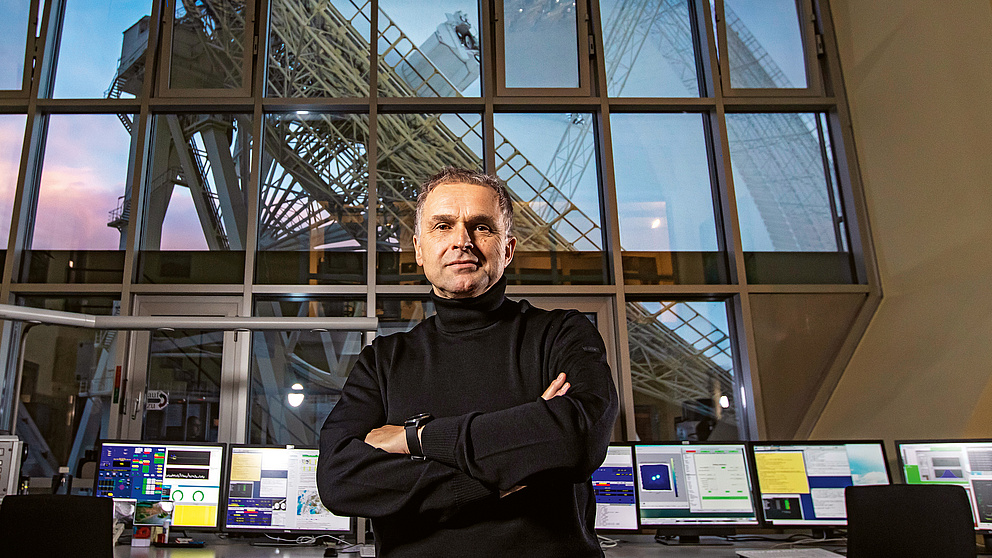 Anton Zensus im Steuerungsraum des Radioteleskops Effelsberg in der Eifel