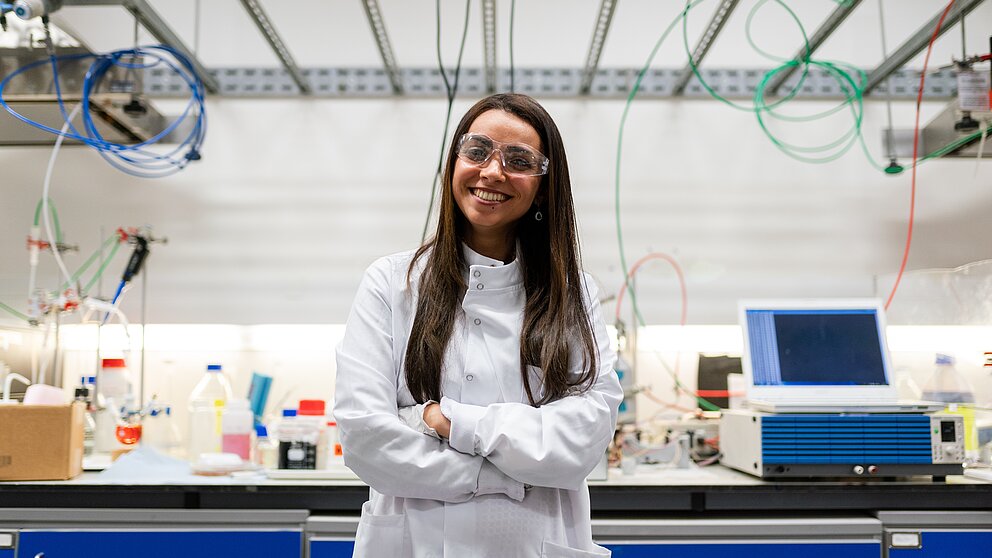 Young woman in lab, symbolic image Humboldt Research Fellowship