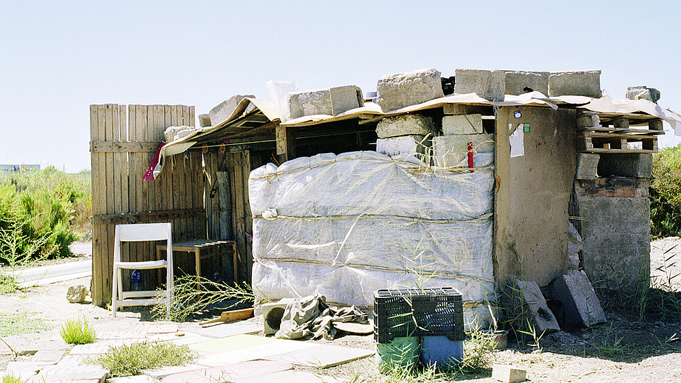 Einfache Hütte aus Holz und Plastik
