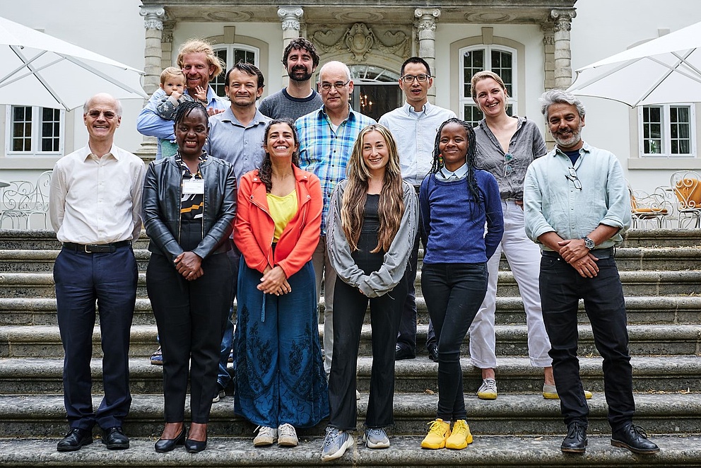 Die Residency-Teilnehmer*innen zusammen mit Enno Aufderheide, Generalsekretär der AvH und Pratyush Shankar, Leiter des diesjährigen Humboldt Residency-Programms.