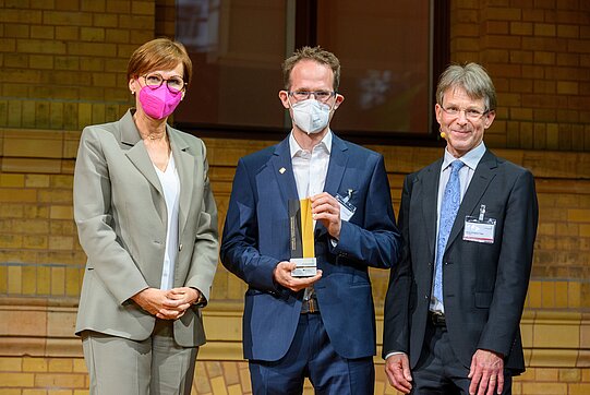 Gustav Holzegel mit Bundesforschungsministerin Bettina Stark-Watzinger und Hans-Christian Pape, Präsident der Humboldt-Stiftung
