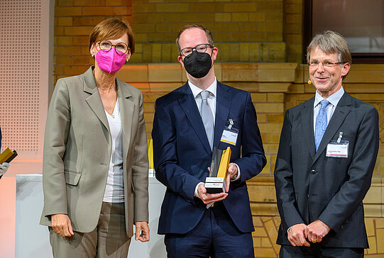 Jan Huisken mit Bundesforschungsministerin Bettina Stark-Watzinger und Hans-Christian Pape, Präsident der Humboldt-Stiftung