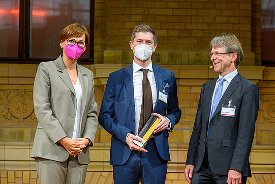 Joacim Rocklöv mit Bundesforschungsministerin Bettina Stark-Watzinger und Hans-Christian Pape, Präsident der Humboldt-Stiftung