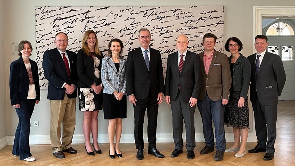 Unterzeichnung der Verlängerung des Memorandum of Understandings zwischen der Alexander von Humboldt-Stiftung und der University of Alberta am 27. Mai 2022 in der Alexander von Humboldt-Stiftung. Personen von links nach rechts: Maria-Bernadette Carstens-Behrens, Dietmar Kennepohl, Catherine Swindlehurst, Aminah Robinson Fayek, William Flanagan, Steffen Mehlich, Alexander Kuznetsov, Katrin Amian, John Bell