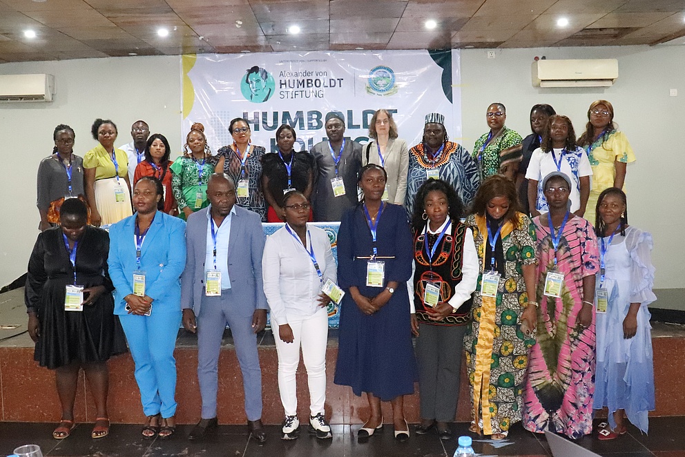 Das Bild zeigt eine Gruppe, größtenteils bestehend aus Frauen, die vor einem Banner des Humboldt-Kollegs in Bafoussam steht.