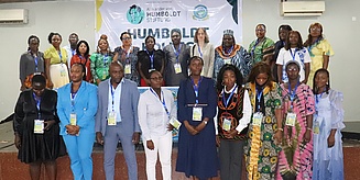 Das Bild zeigt eine Gruppe, größtenteils bestehend aus Frauen, die vor einem Banner des Humboldt-Kollegs in Bafoussam steht.