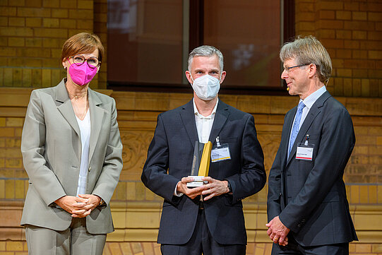 Markus Klute mit Bundesforschungsministerin Bettina Stark-Watzinger und Hans-Christian Pape, Präsident der Humboldt-Stiftung