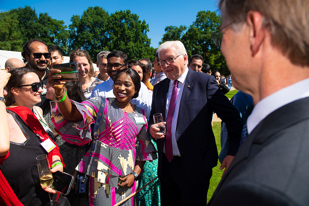 23.6.2022: Jahrestagung der Humboldt-Stiftung, Selfies mit Bundespräsident Steinmeier