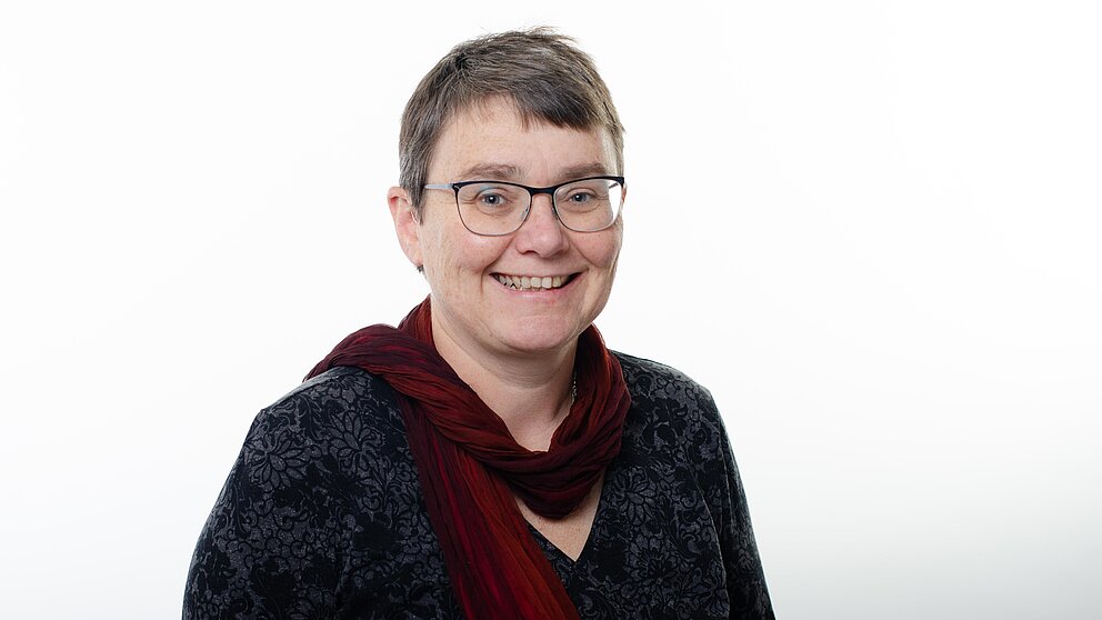 Porträt Dr. Andrea Löther, wissenschaftliche Mitarbeiterin am Kompetenzzentrum Frauen in Wissenschaft und Forschung (CEWS) am GESIS Leibniz- Institut für Sozialwissenschaften