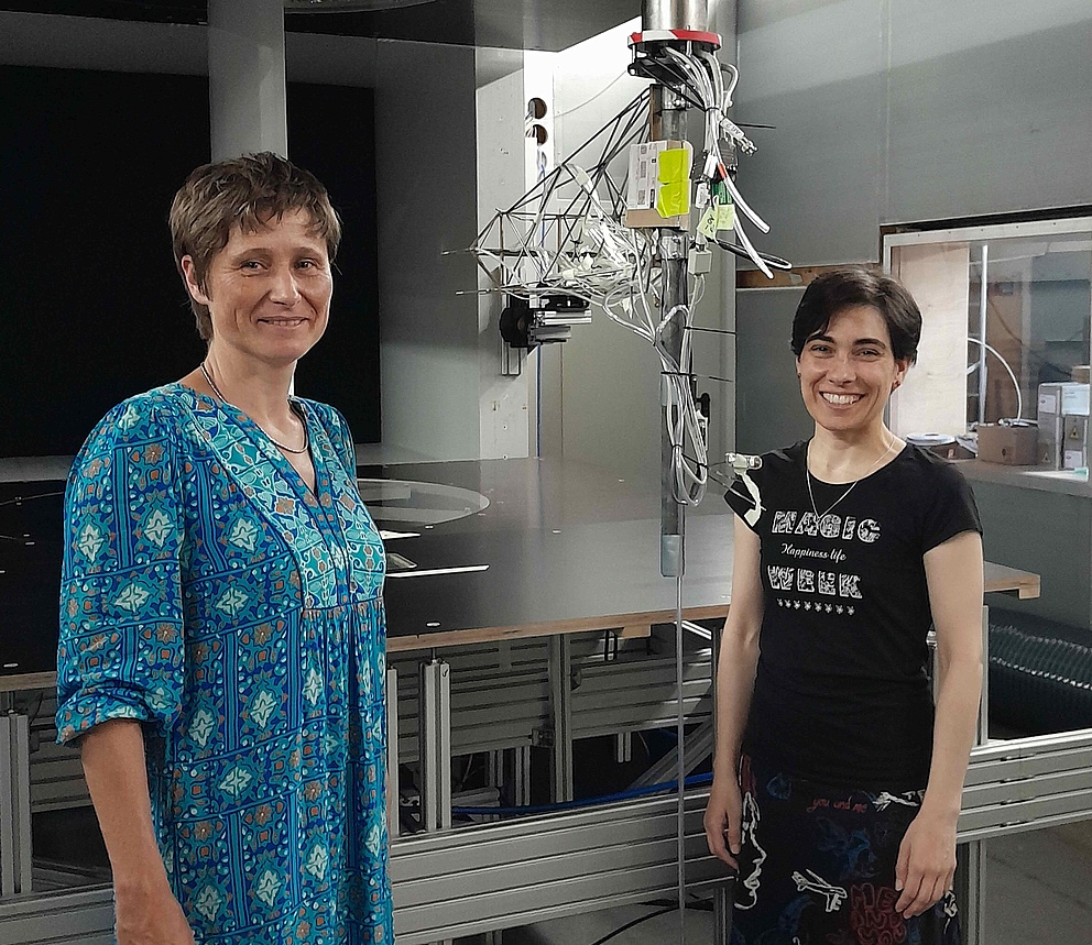 Das Foto zeigt Bettina Frohnapfel mit ihrer Stipendiatin Patricia Sújar-Garrido in einer Laborumgebung. Beide lächeln in die Kamera.
