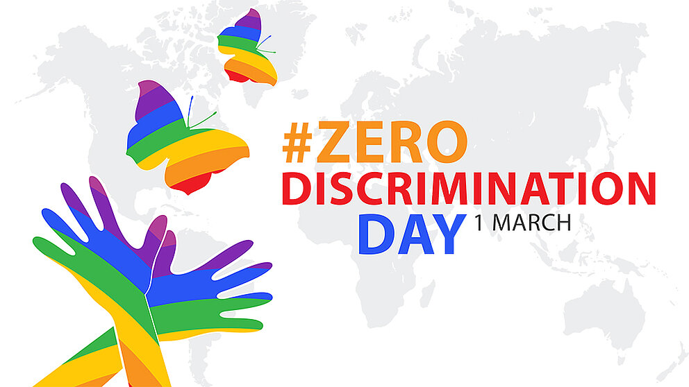 Illustration: Zwei Hände und zwei Schmetterlinge in Regenbogenfarben, rechts daneben in orange, rot und blau #Zero Discrimination Day 1 March. Im Hintergrund in hellgrau eine Weltkarte