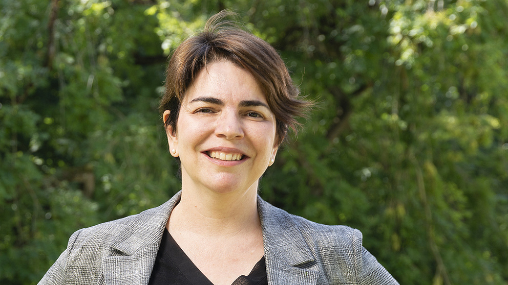 Porträt von Vania Zuin Zeidler im Freien