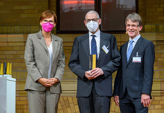Peter Dayan mit Bundesforschungsministerin Bettina Stark-Watzinger und Präsident der Humboldt-Stiftung, Hans-Christian Pape