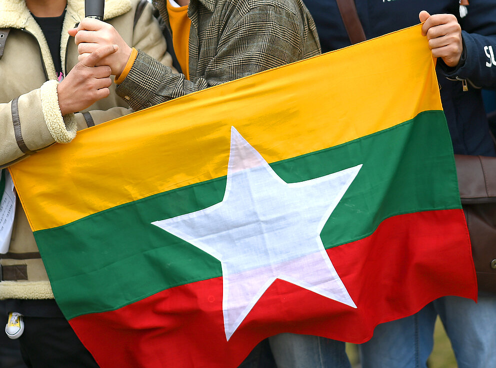 Flagge von Myanmar, gehalten von Demonstrantinnen