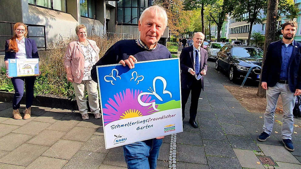 Secretary General Enno Aufderheide (second from right) shows guests from NABU the wintering grounds for the next generation of butterflies.