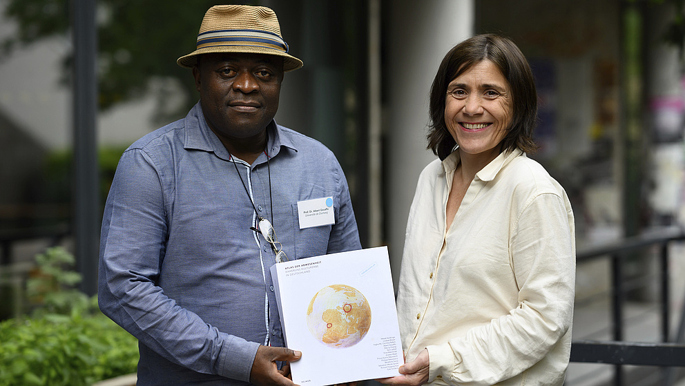 Albert Gouaffo und Benedicte Savoy mit dem Atlas der Abwesenheit