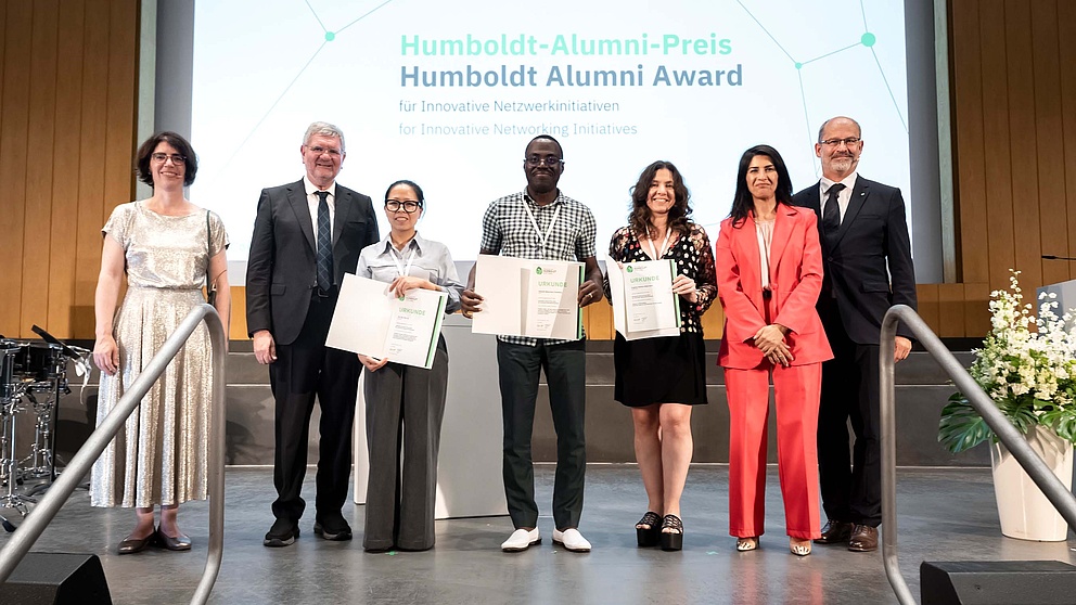 Gruppenfoto bei der Verleihung des Humboldt-Alumni-Preises für innovative Netzwerkprojekte mit stolzen Preisträgern und Urkunden.