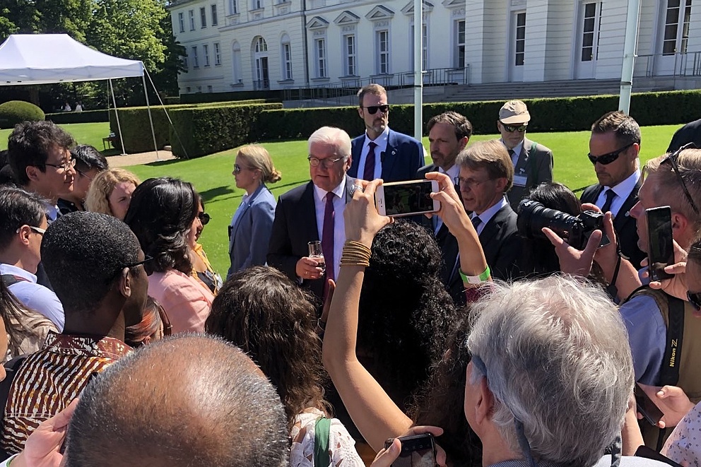 Jahrestagung der Humboldt-Stiftung 2022, Selfies mit Bundespräsident Steinmeier im Garten des Schloss Bellevue