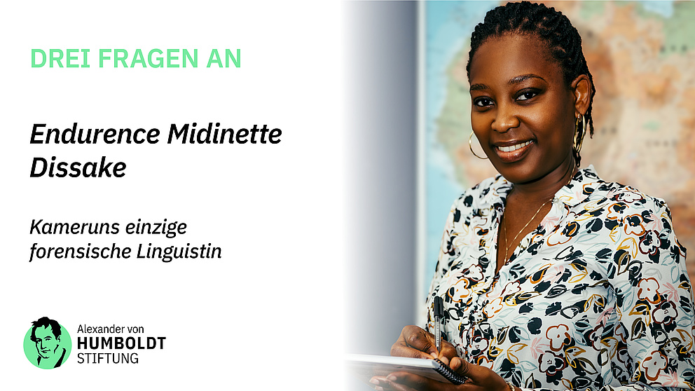 Sharepic mit einem Foto von der Humboldtianerin, die in die Kamera schaut und mti einem Kugelschreiber Notizen auf einem Block macht. Bildtext: DREI FRAGEN AN Endurence Midinette Dissake, Kameruns einzige forensische Linguistin. Darunter das Logo der Stiftung.