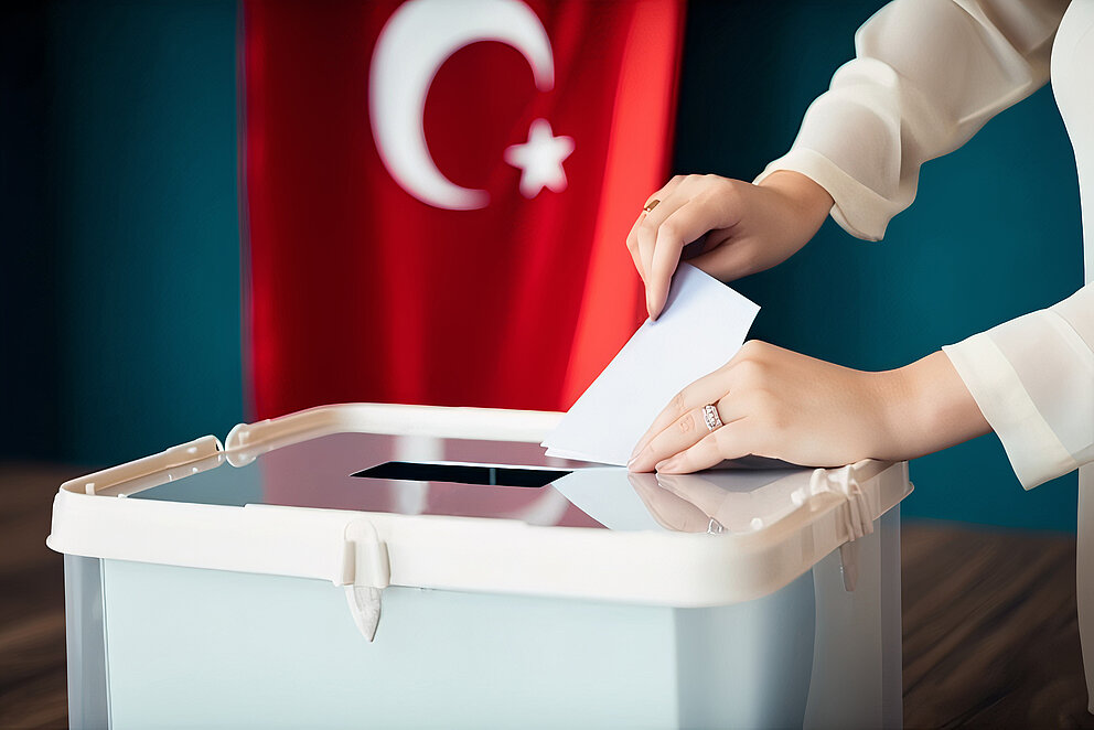 Symbolbild: Wahlurne und türkische Flagge