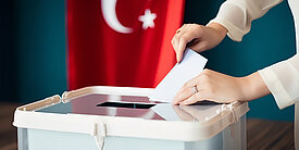 Symbolbild: Wahlurne und türkische Flagge