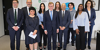 Gruppe von 10 Leuten vor dem Banner der Humboldt-Stiftung und des DAAD. Ganz vorne steht Johann Wadephul, deutscher Aussenminister.