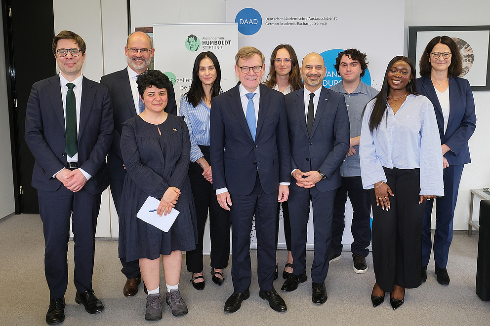Gruppe von 10 Leuten vor dem Banner der Humboldt-Stiftung und des DAAD. Ganz vorne steht Johann Wadephul, deutscher Aussenminister.