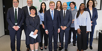 Gruppe von 10 Leuten vor dem Banner der Humboldt-Stiftung und des DAAD. Ganz vorne steht Johann Wadephul, deutscher Aussenminister.